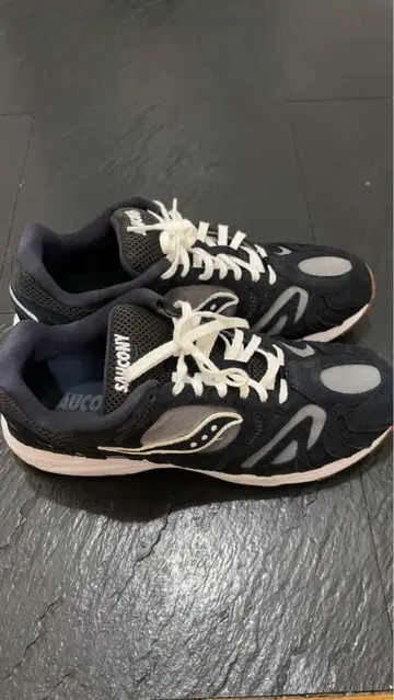 Saucony 러닝화 네이비/화이트