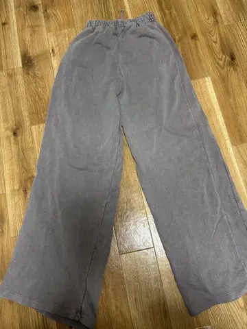 그레이 와이드 레그 팬츠 밑단에 찢어진 부분 있음