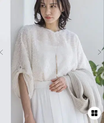 로트레아몽 엘레강트 자카드 V넥 블라우스 사이즈 38