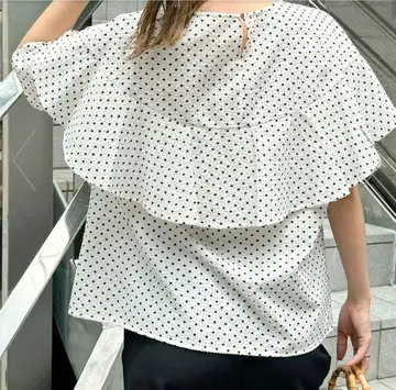 노리즈 사커 도트 백 프릴 블라우스