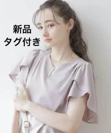 새상품 쿠튀르 브로치 하나로 화려하게 완성되는 V넥 펄 플레어 블라우스