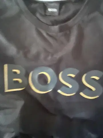 BOSS 블랙 티셔츠 골드 로고