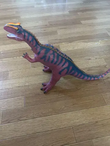 공룡 피규어 빨강과 파랑 스트라이프