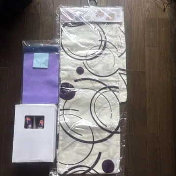 유카타, 오비, 일본 나막신 세트 화이트 베이스에 보라색 무늬