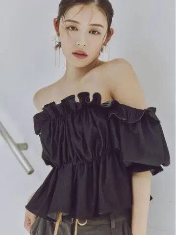 스나이델 데님 개더 오프숄더 블라우스 블랙 F
