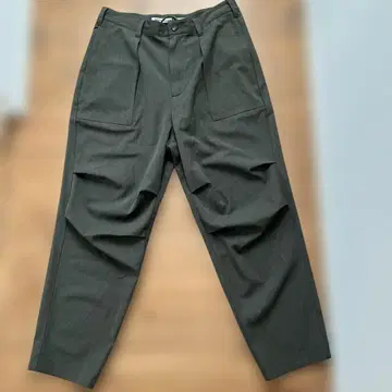 White Mountaineering 다크 그레이 카키 슬랙스
