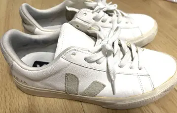 VEJA 화이트 가죽 스니커즈