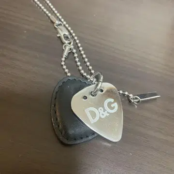 D&G 남성용 기타 피크 모양 목걸이 브라운 & 실버