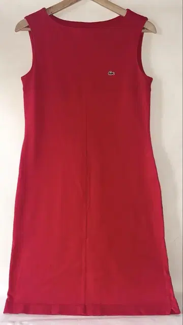 Lacoste 무릎 기장 원피스 빨간색 사슴 무늬 원단 슬리브리스