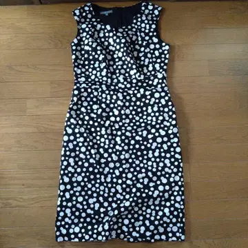 LAURA ASHLEY 물방울 패턴 슬리브리스 원피스