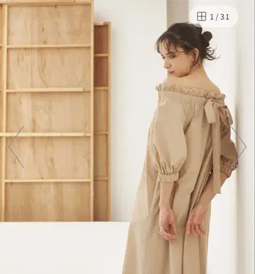 EMMEL REFINES 백 리본 오프 숄더 원피스