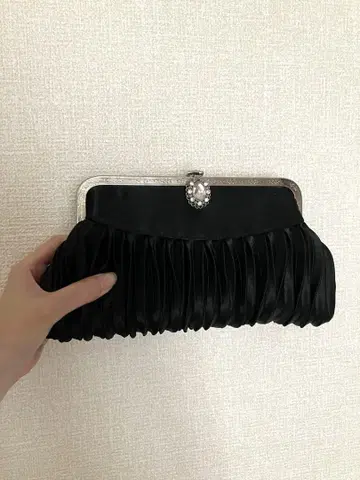 비쥬가 달린 클러치 백