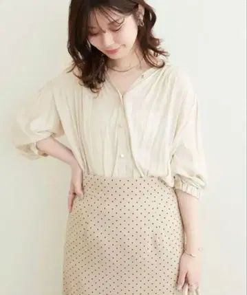 natural couture 드레이프감 있는 새틴 7부 소매 블라우스