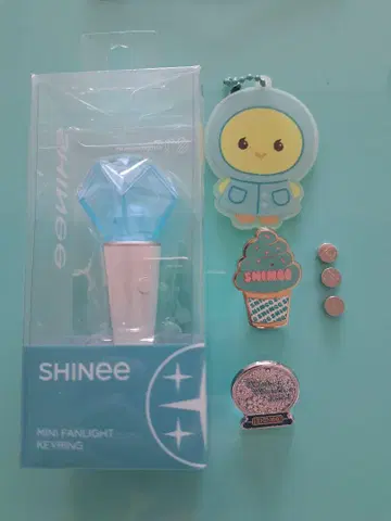 SHINee 미니 응원봉 키링 증정