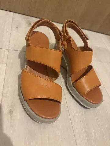 캠퍼 오렌지 스트랩 샌들 통굽