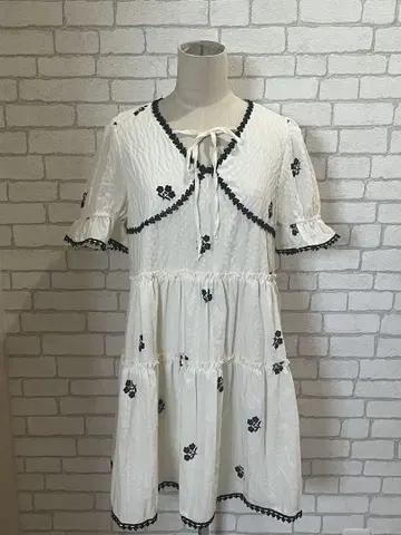 꽃무늬 자수 프릴 소매 미니 원피스