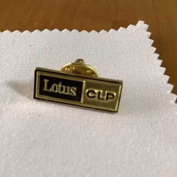 Lotus CLP 골드 컬러 핀 배지