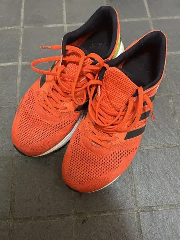 오렌지 러닝화 메쉬 소재