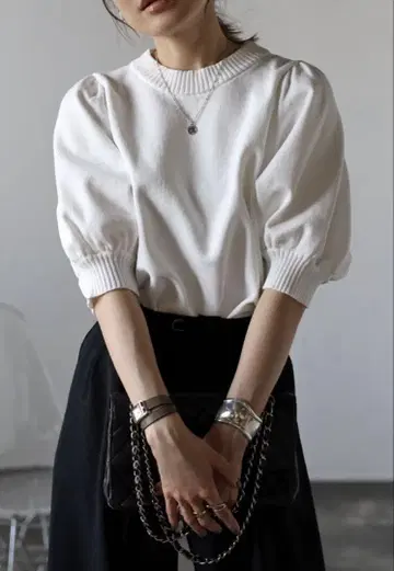 화이트 퍼프 슬리브 니트 탑