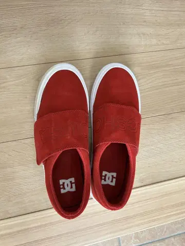 DC 레드 스니커즈
