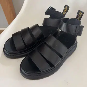 Dr. Martens 플랫 샌들 블랙 / 5