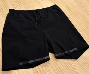 데상트 오르테라인 숏팬츠 블랙