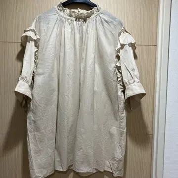 스픽 앤 스팬 프릴이 달린 베이지 셔츠 반팔