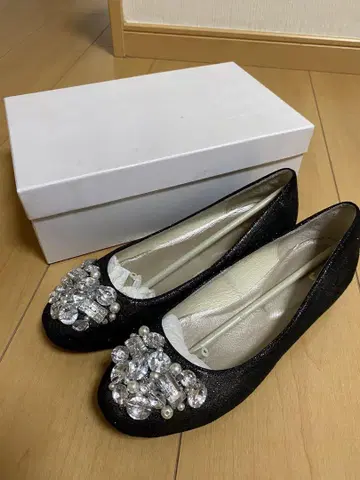 모드 에 자코모의 크리스탈 비쥬 블랙 플랫 슈즈