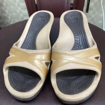 Crocs 크로스 스트랩 비치 샌들 베이지 22.5~23.5