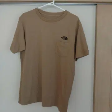노스페이스 베이지 티셔츠 포켓 부착