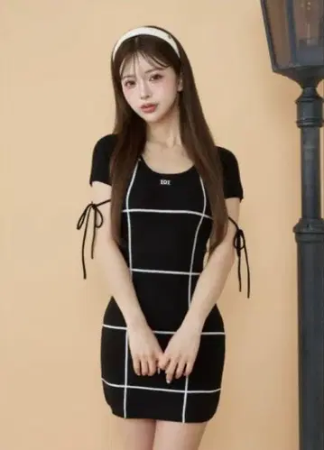 darich 백 오픈 스티치 니트 미니 원피스