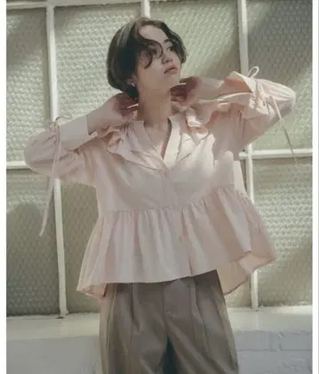 프릴이 달린 핑크 셔츠 새상품