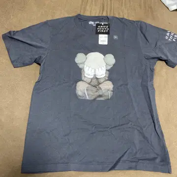 KAWS 캐릭터 티셔츠 L 그레이