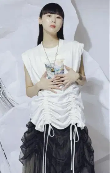 Ezick Shirring side lace 슬리브리스 티셔츠