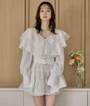 프릴이 달린 화이트 드레스