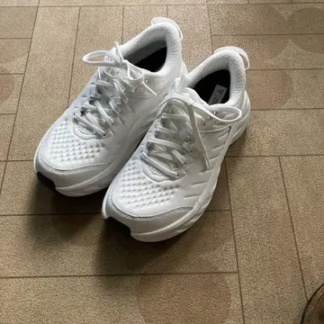 호카오네오네 스니커즈