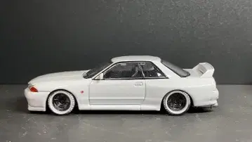 R32 GTR 화이트 보닛 리어 오픈 1/64 커스텀