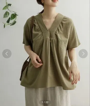 핀턱 개더 V넥 블라우스 어반 리서치 도어스