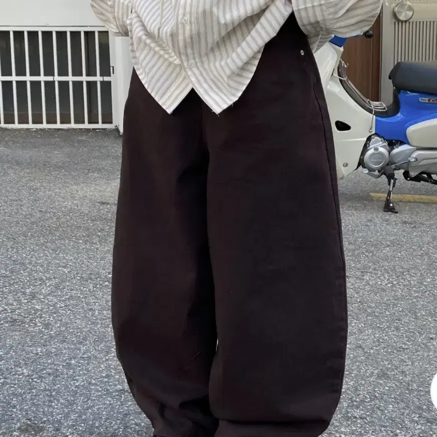 Satiz Derrick Balloon Denim Pants on Bunjang Global Site.