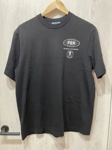 마크앤로나 FER 블랙 티셔츠 사이즈 M
