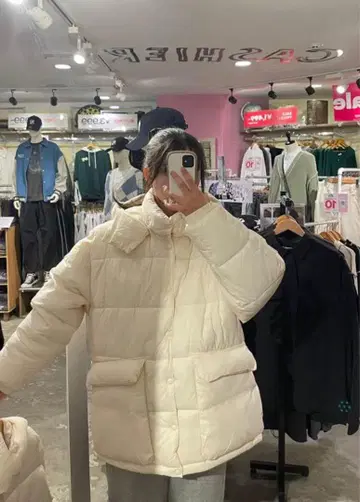 크림색 다운 자켓