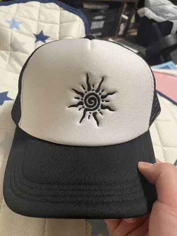 스트릿 자수 메쉬 캡