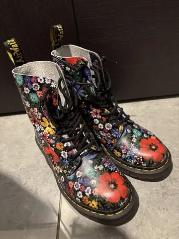 Dr. Martens 플라워 프린트 부츠 36 EU / 5 US