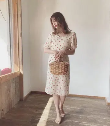 PUI 체리 패턴 반팔 무릎 기장 원피스