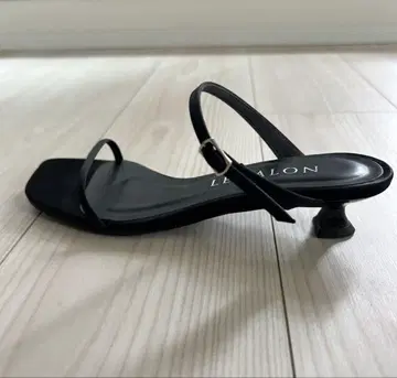 LE TALON 블랙 스트랩 샌들 S