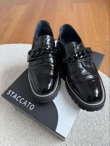 STACCATO 블랙 로퍼