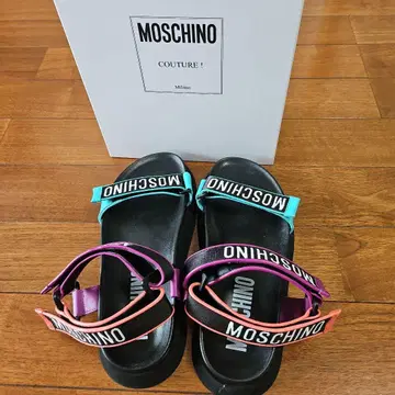 모스키노 비치 샌들