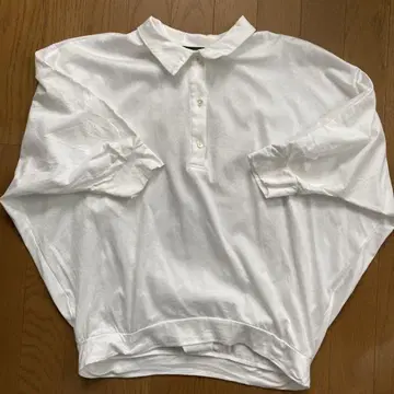 미즈이로 인드 카라 부착 티셔츠