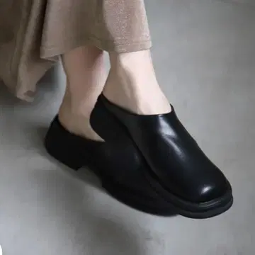 셀렉트 모카 인조 가죽 슬라이드 슈즈 블랙 사보 샌들