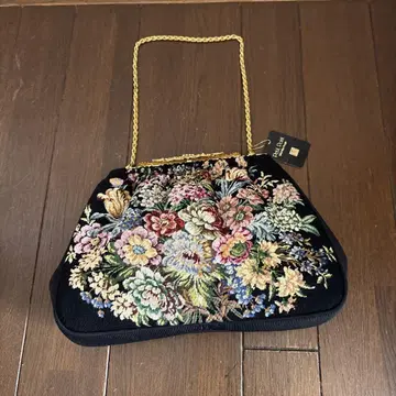 petit point 꽃무늬 자수 클러치백 블랙